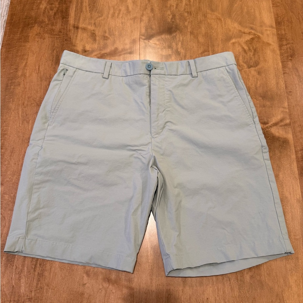Vineyard Vines Men's On-the-Go shorts.  Gray Sz 34.
